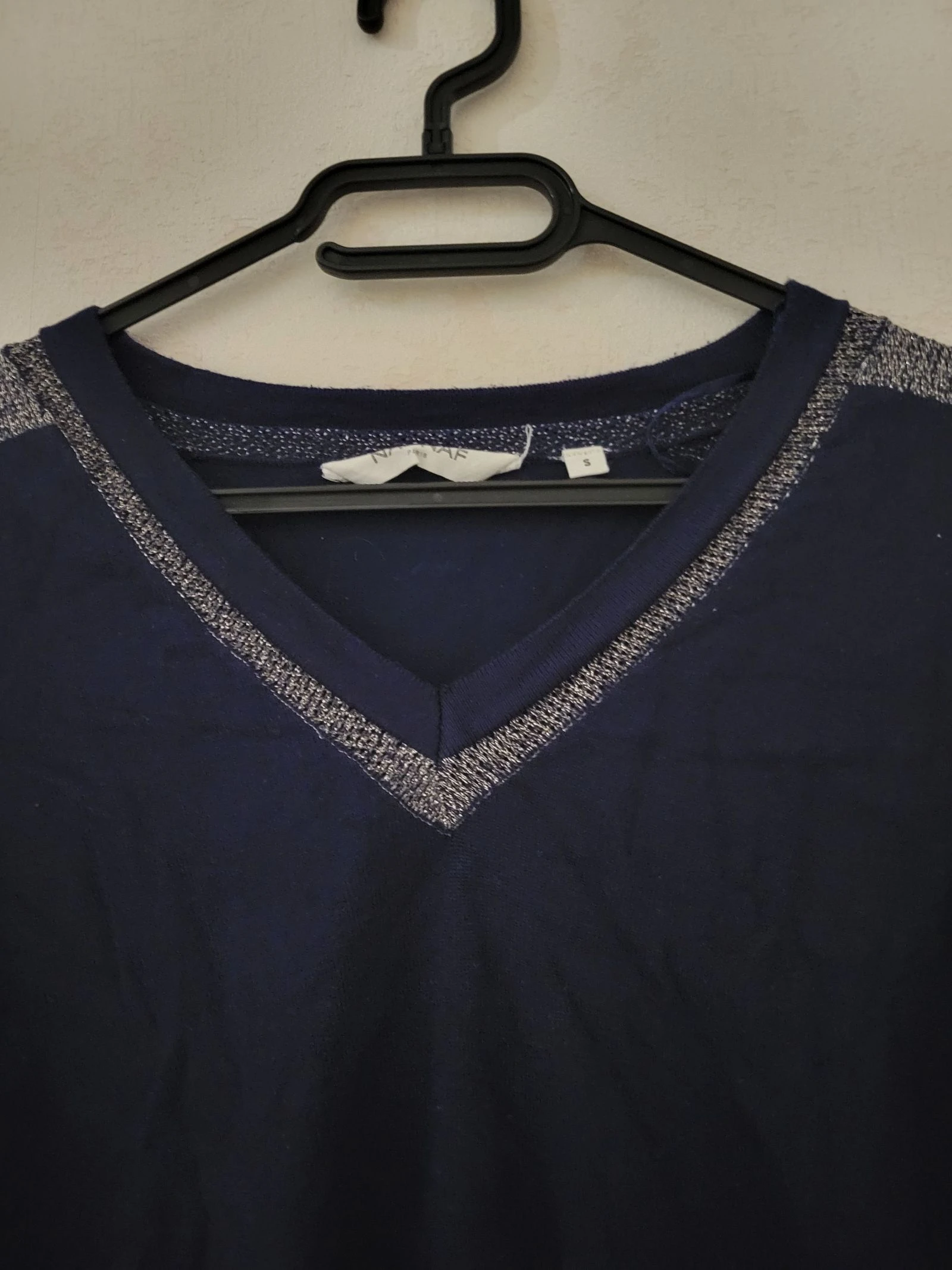 Suéter com decote em V azul marinho Naf Naf - Detalhes em lurex prateado - Tamanho S-M – photo 4